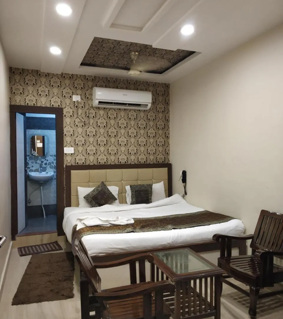 Hotel Aadesh Palace Varanasi 3*,