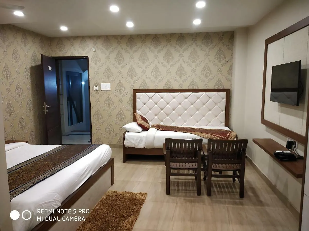 Hotel Aadesh Palace Varanasi 3*,
